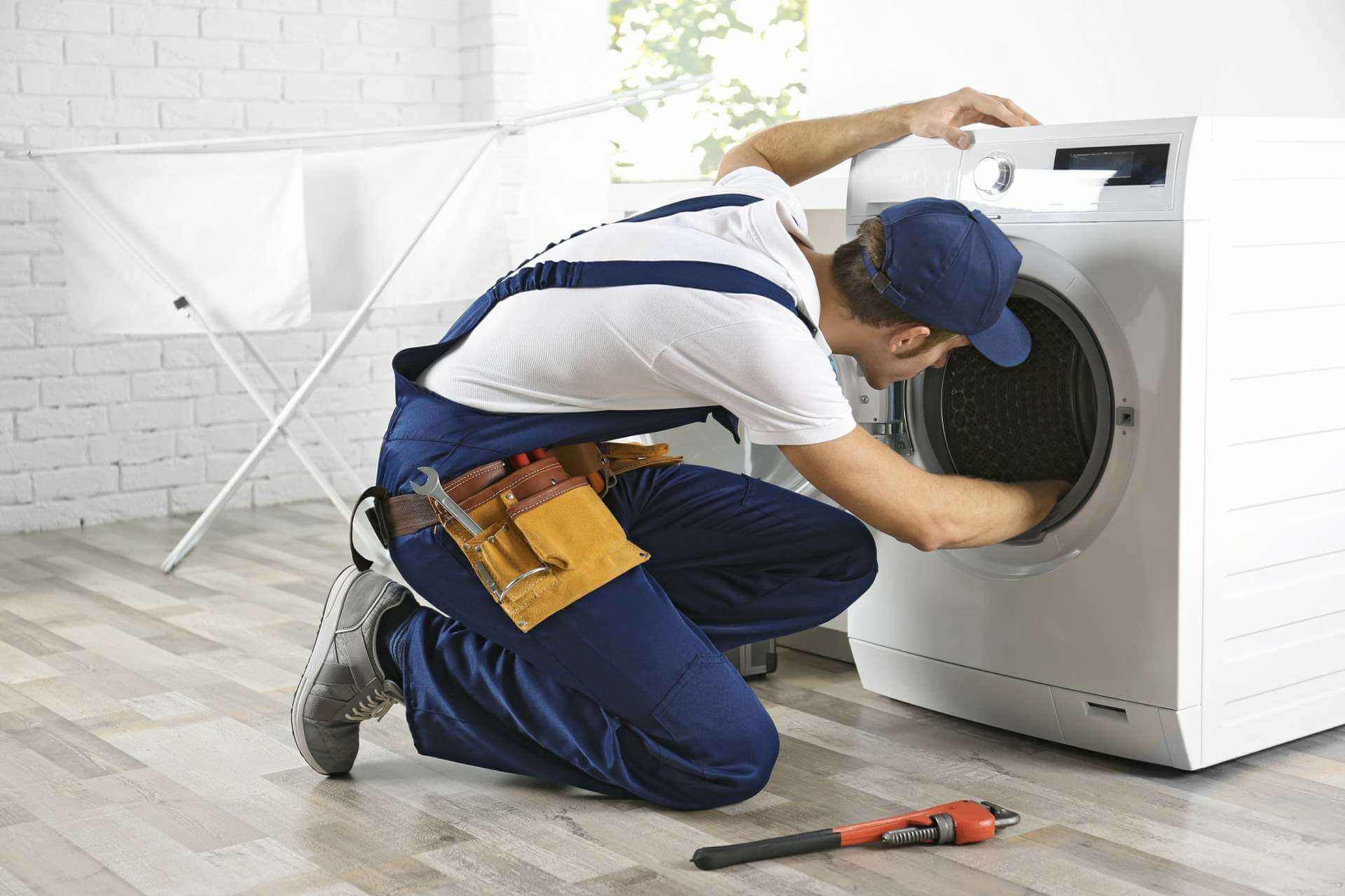 Técnico del servicio técnico Siemens reparando electrodoméstico en Sevilla