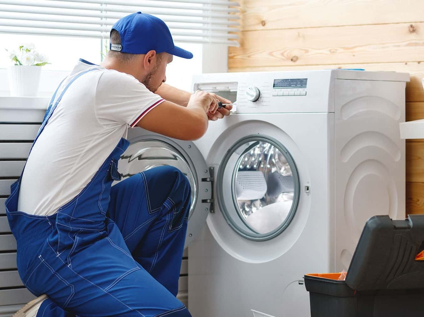 Técnico del servicio técnico Siemens reparando electrodoméstico en Sevilla