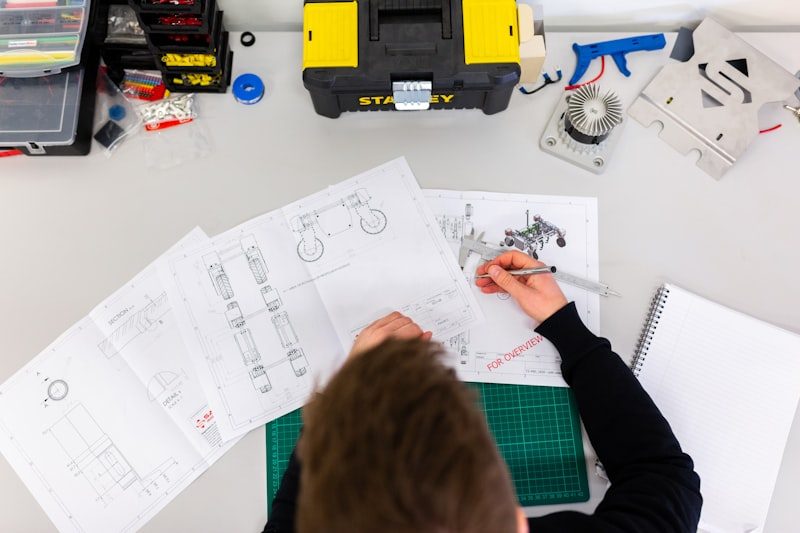 Técnico del servicio técnico Siemens reparando electrodoméstico en Sevilla